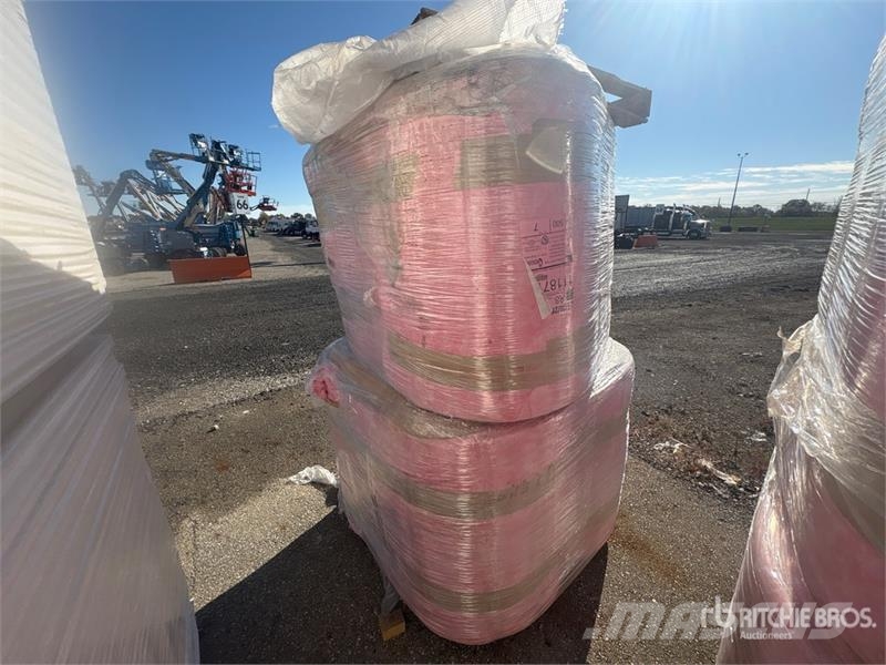 Quantity of (8) 34 1/2 in x 100 ft R-8 Fiberglass Vitle, dvigala in gradbeni dvižni sistemi