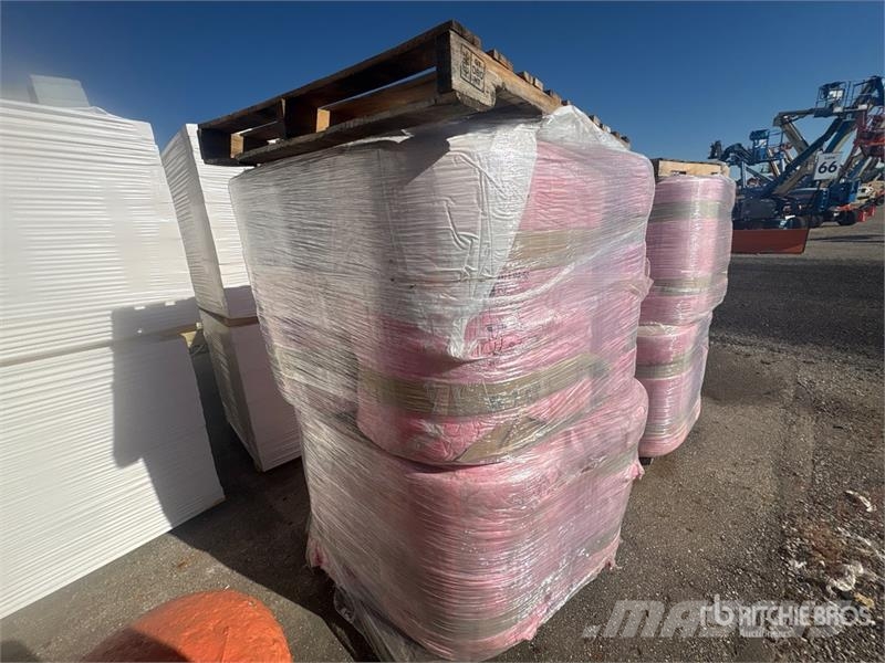 Quantity of (8) 34 1/2 in x 100 ft R-8 Fiberglass Vitle, dvigala in gradbeni dvižni sistemi