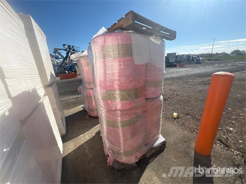 Quantity of (8) 34 1/2 in x 100 ft R-8 Fiberglass Vitle, dvigala in gradbeni dvižni sistemi