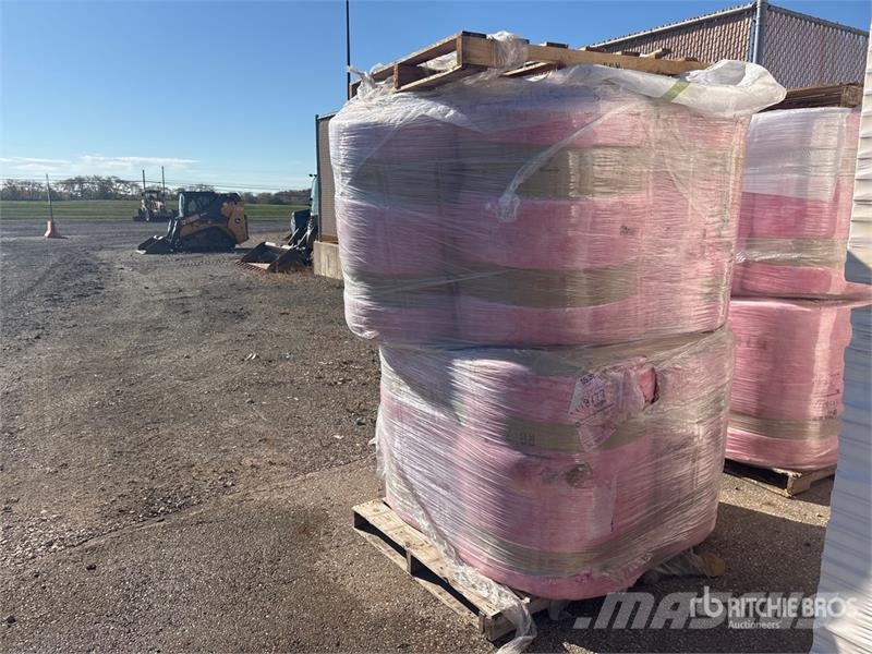 Quantity of (8) 34 1/2 in x 100 ft R-8 Fiberglass Vitle, dvigala in gradbeni dvižni sistemi
