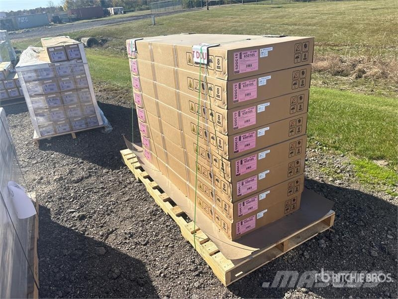  Quantity of (8) Leer HF650M Quad-Folding Tonneau C معدات النقل - غير ذلك
