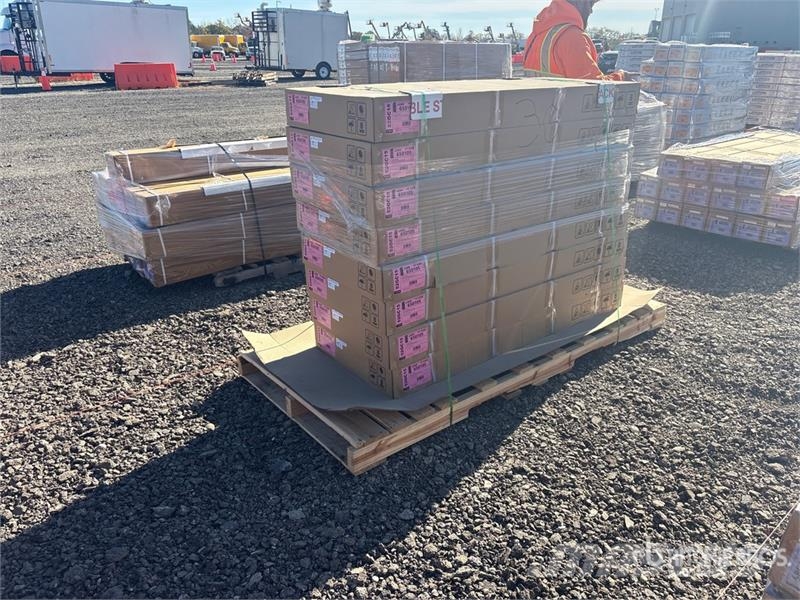  Quantity of (8) Leer HF650M Quad-Folding Tonneau C معدات النقل - غير ذلك
