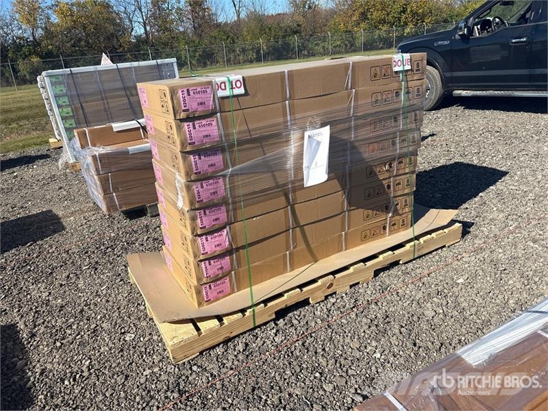  Quantity of (8) Leer HF650M Quad-Folding Tonneau C معدات النقل - غير ذلك