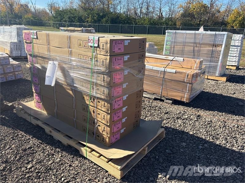  Quantity of (8) Leer HF650M Quad-Folding Tonneau C معدات النقل - غير ذلك