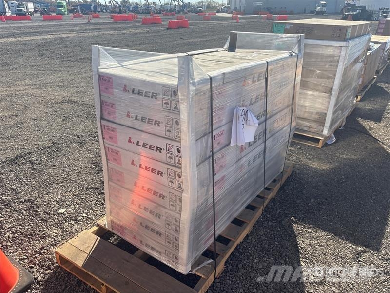  Quantity of (8) Leer HF650M Quad-Folding Tonneau C Transportes - Outros
