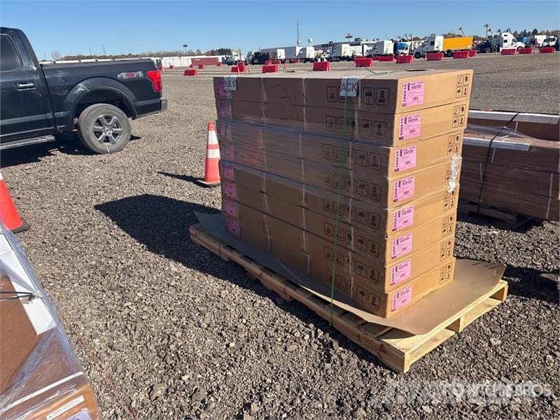  Quantity of (8) Leer HF650M Quad-Folding Tonneau C معدات النقل - غير ذلك
