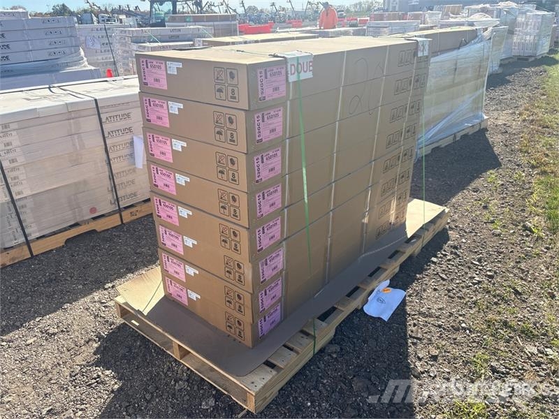  Quantity of (8) Leer HF650M Quad-Folding Tonneau C معدات النقل - غير ذلك