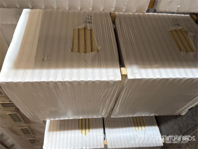  Quantity of (8) Pallets of Polyiso Insulation 윈치, 호이스트 및 자재 리프트