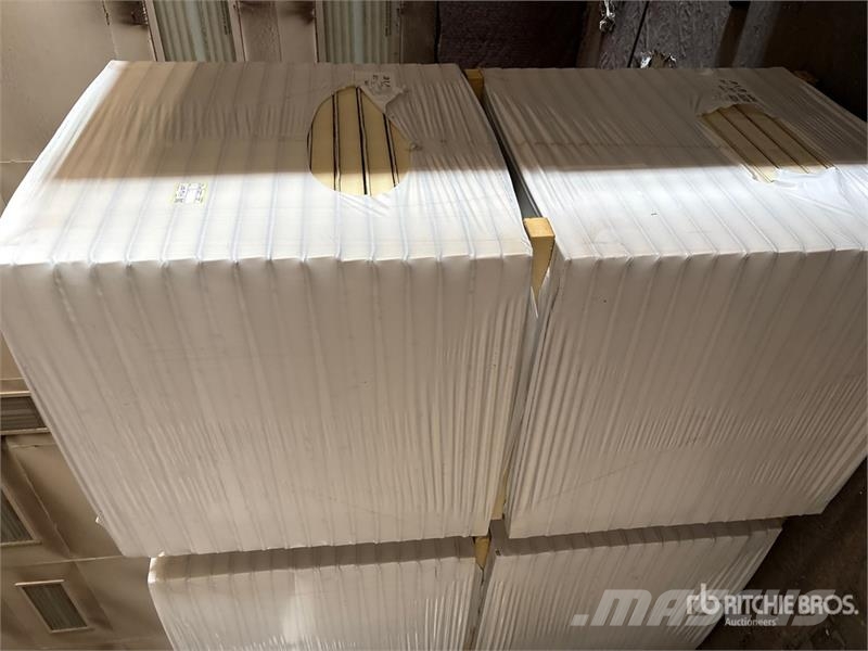  Quantity of (8) Polyiso Insulation Montacargas y elevadores de material