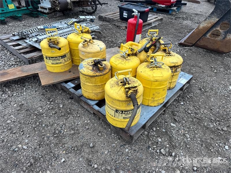 Quantity of (9) Justrite Flammable Liquid Safety C Otros componentes