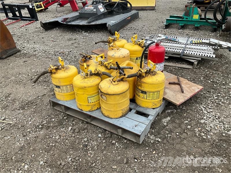  Quantity of (9) Justrite Flammable Liquid Safety C Outros componentes