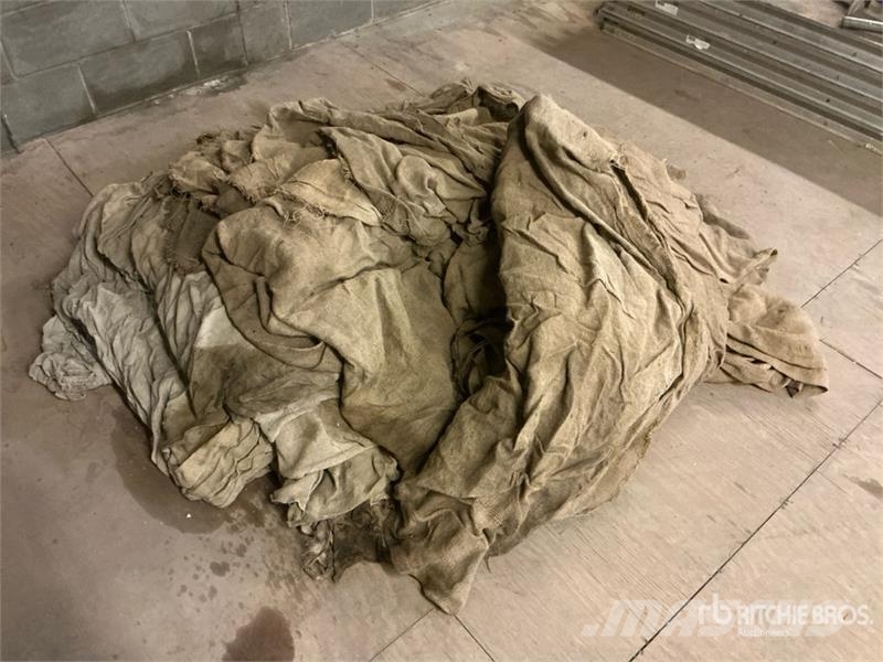 Quantity of Burlap blankets 건설 장비 - 기타