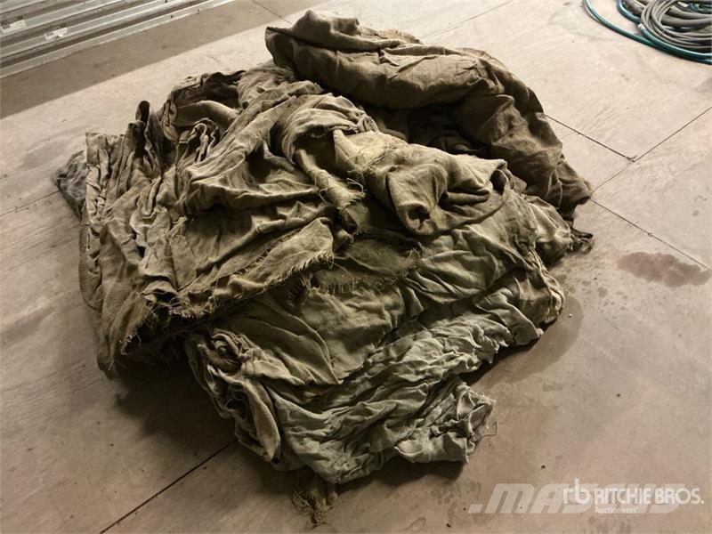 Quantity of Burlap blankets 건설 장비 - 기타
