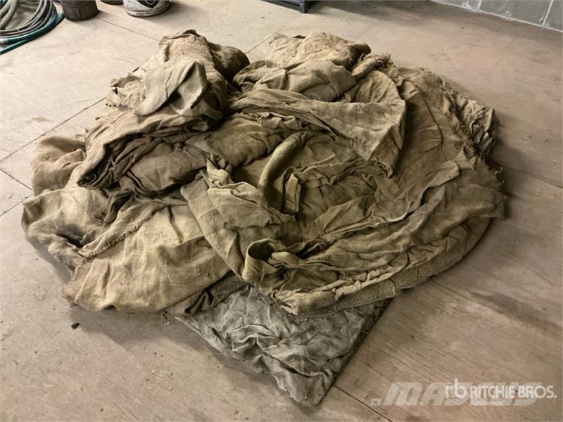 Quantity of Burlap blankets 건설 장비 - 기타