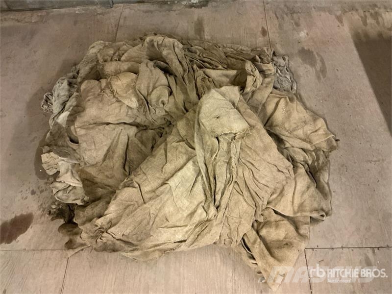 Quantity of Burlap blankets 건설 장비 - 기타