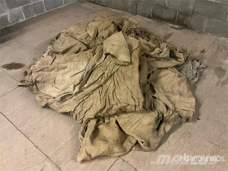 Quantity of Burlap blankets 건설 장비 - 기타