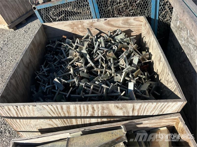 Quantity of Crates of Metal Brackets Seilwinden, Bauaufzüge und Lastenaufzüge