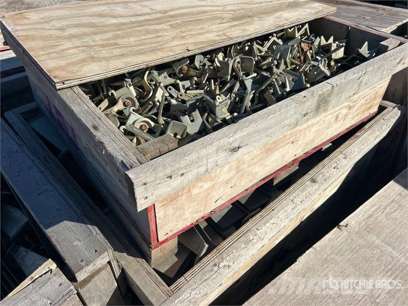 Quantity of Crates of Metal Brackets Seilwinden, Bauaufzüge und Lastenaufzüge