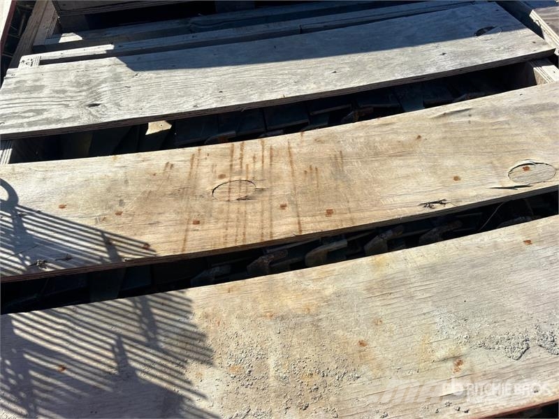 Quantity of Crates of Metal Brackets Seilwinden, Bauaufzüge und Lastenaufzüge