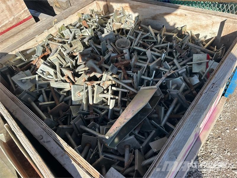 Quantity of Crates of Metal Brackets Seilwinden, Bauaufzüge und Lastenaufzüge