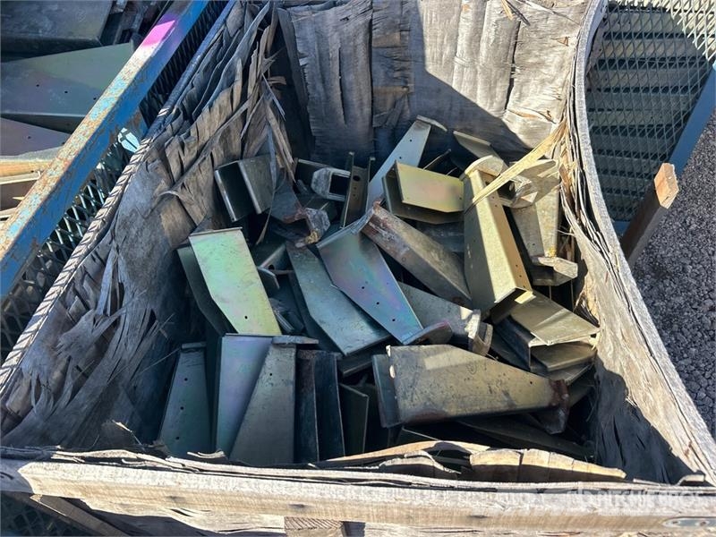 Quantity of Crates of Metal Brackets Seilwinden, Bauaufzüge und Lastenaufzüge