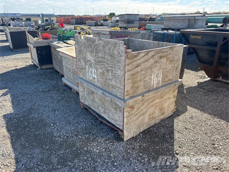 Quantity of Crates of Metal Brackets Seilwinden, Bauaufzüge und Lastenaufzüge