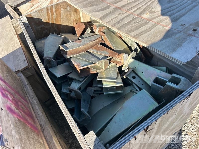 Quantity of Crates of Metal Brackets Seilwinden, Bauaufzüge und Lastenaufzüge
