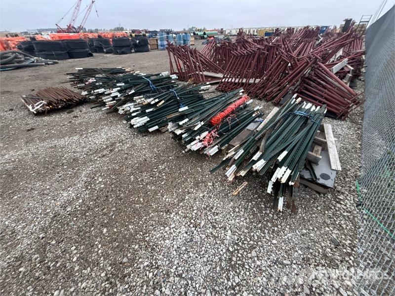 Quantity of Metal Fence posts Pacēlāji, vinčas un materiālu lifti