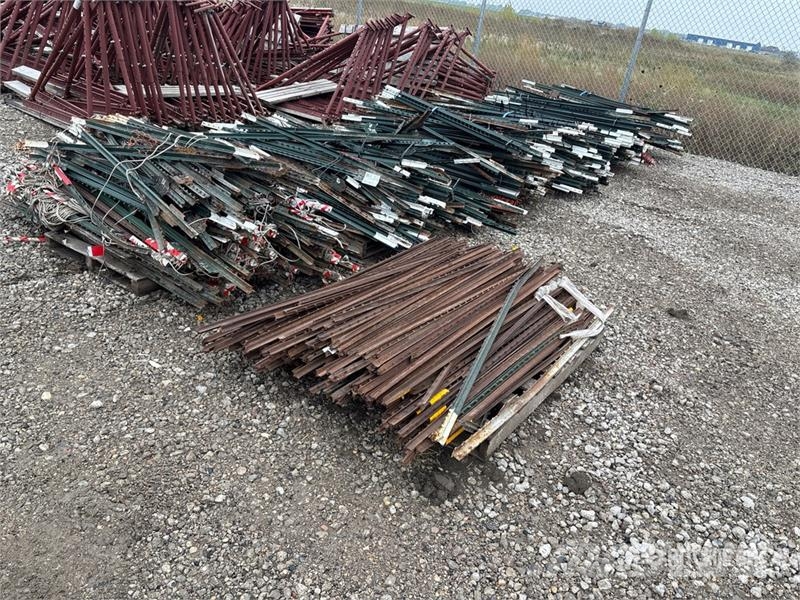 Quantity of Metal Fence posts Pacēlāji, vinčas un materiālu lifti
