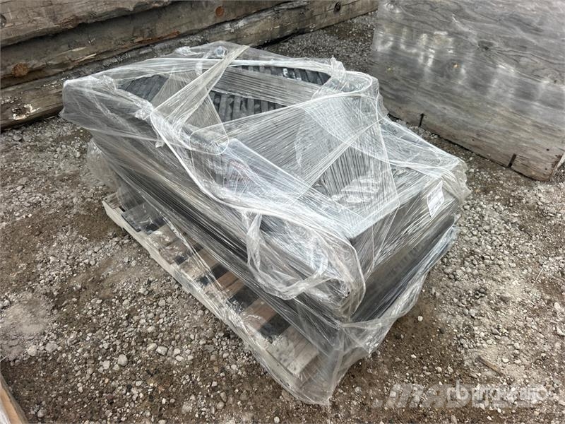 Quantity of Oil Spill Containment Barrier مكونات أخرى