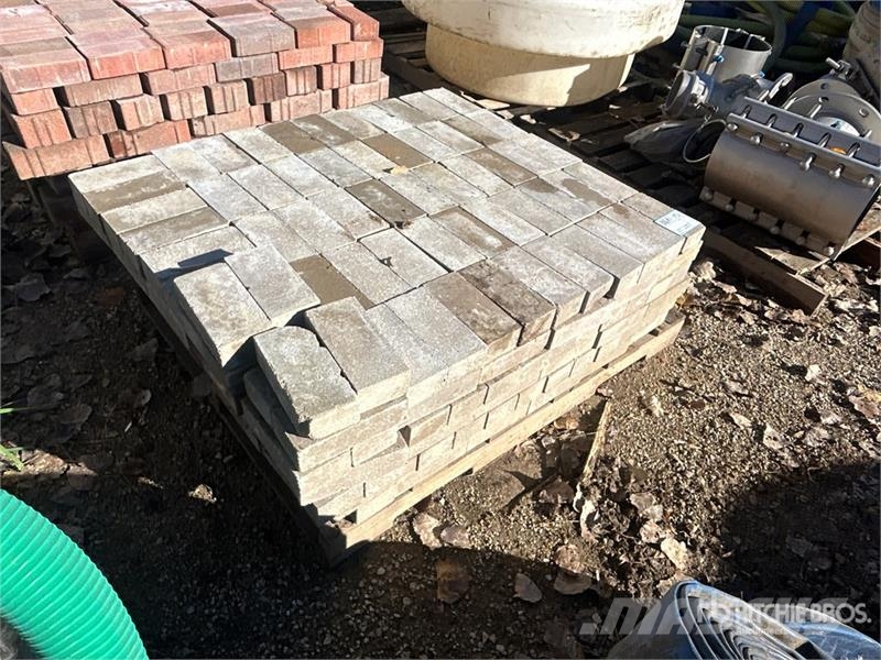  Quantity of Pavers المصاعد والرافعات المادية