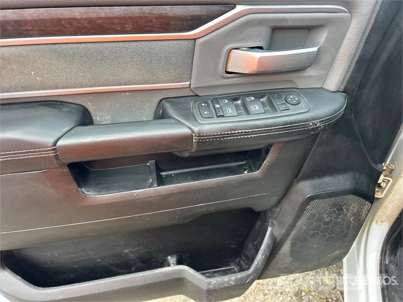 RAM 2500 4x4 Crew Cab Pickup Egyéb