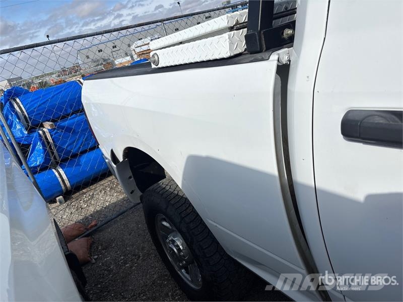 RAM 2500 4x4 Crew Cab Pickup Diger