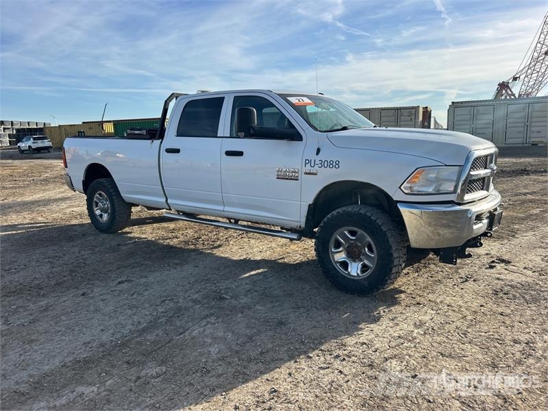 RAM 2500 Tradesman 4x4 Crew Cab Pickup Outros