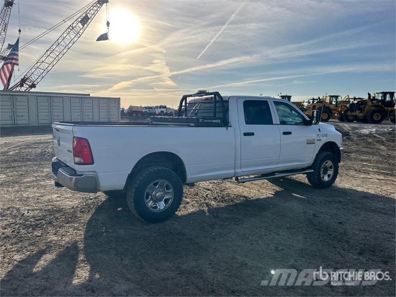 RAM 2500 Tradesman 4x4 Crew Cab Pickup Outros
