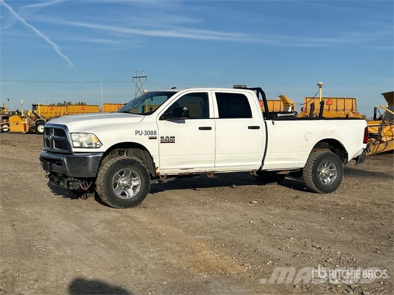 RAM 2500 Tradesman 4x4 Crew Cab Pickup Outros
