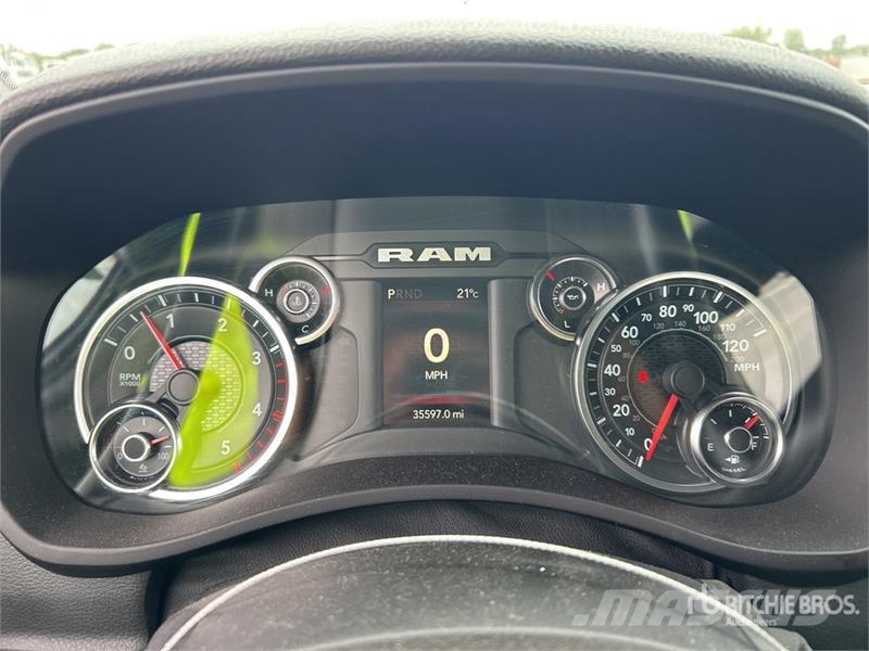 RAM 3500 4x4 Crew Cab Cab and Chassis Cabins and interior