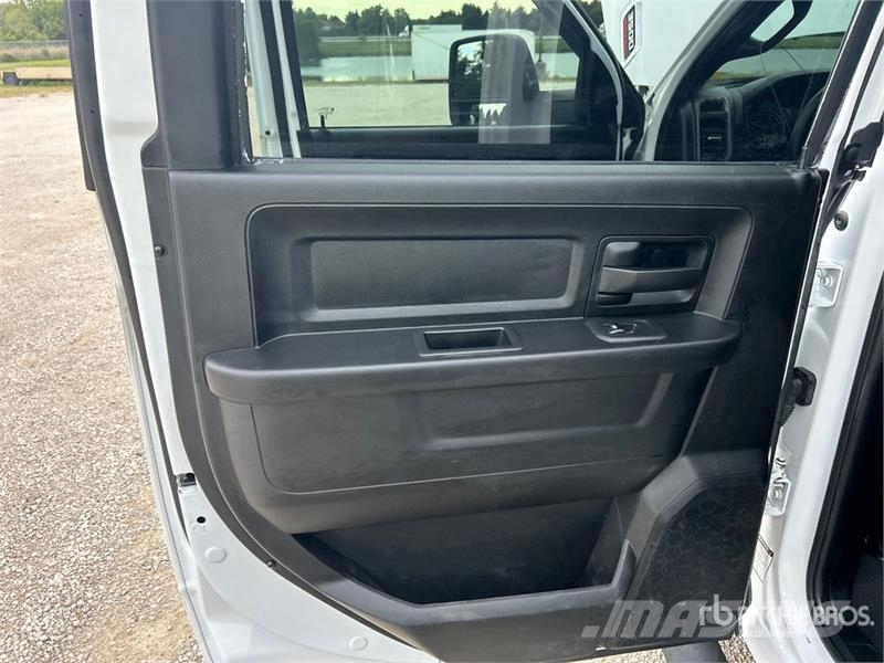 RAM 3500 4x4 Crew Cab Versatile Hauler Truck Cabezas tractoras