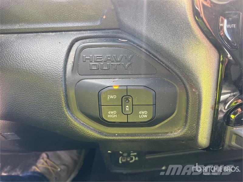 RAM 3500 4x4 Crew Cab Cab and Chassis Cabine si interior