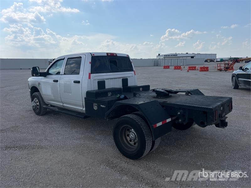 RAM 3500 4x4 Crew Cab Cab and Chassis Cabine si interior