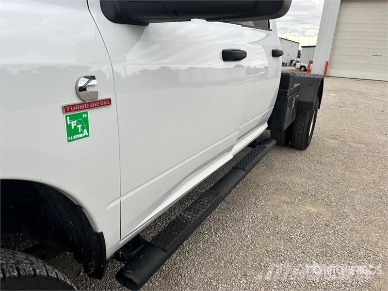RAM 3500 4x4 Crew Cab Versatile Hauler Truck Cabezas tractoras