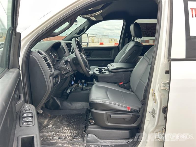 RAM 3500 4x4 Crew Cab Cab and Chassis Cabins and interior