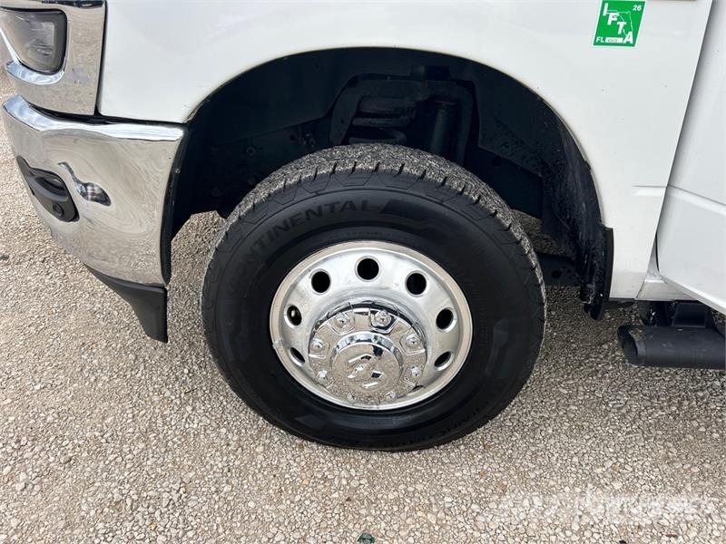 RAM 3500 4x4 Crew Cab Versatile Hauler Truck Cabezas tractoras
