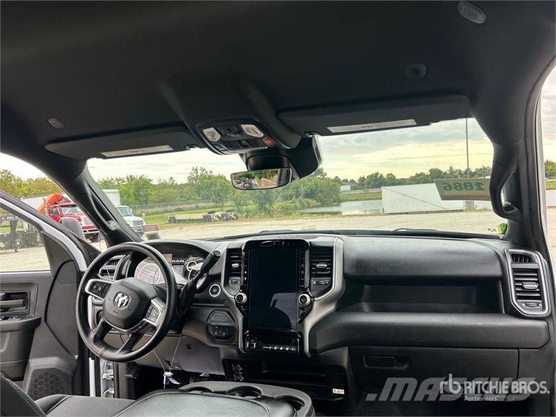 RAM 3500 4x4 Crew Cab Versatile Hauler Truck Cabezas tractoras
