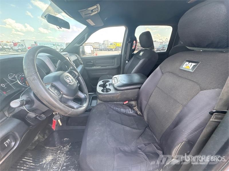 RAM 3500 4x4 Crew Cab Utility Truck 皮卡.傳統半斗卡車/側卸板