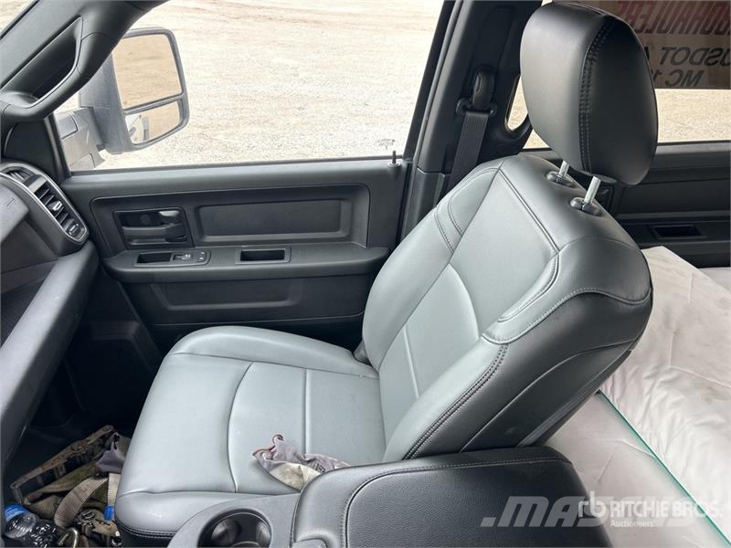 RAM 3500 4x4 Crew Cab Cab and Chassis Cabins and interior