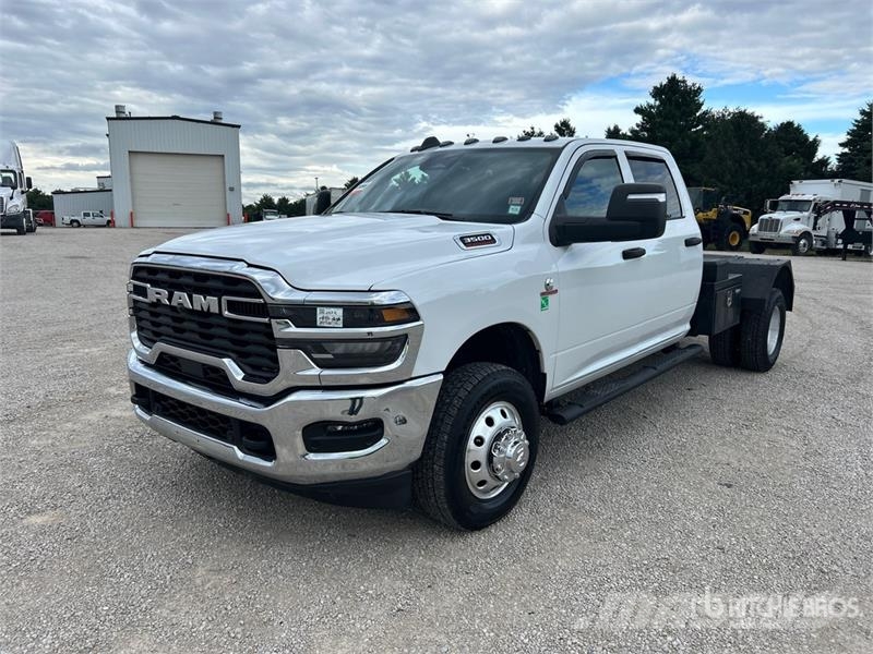 RAM 3500 4x4 Crew Cab Versatile Hauler Truck Cabezas tractoras
