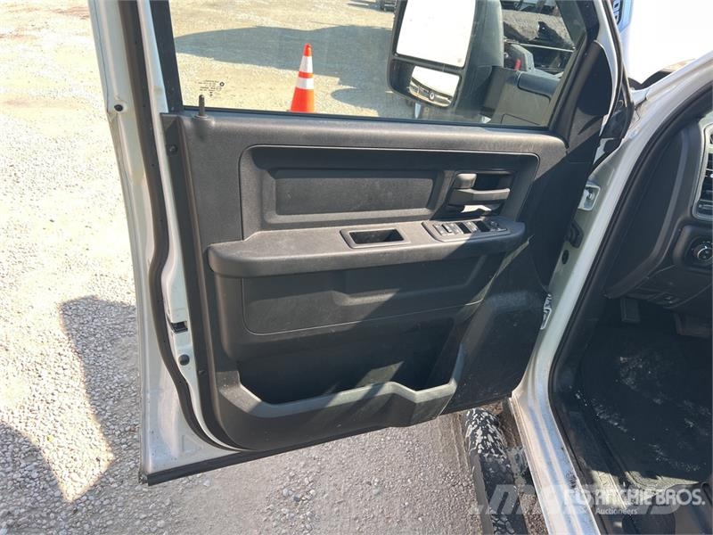 RAM 3500 4x4 Crew Cab Cab and Chassis Cabine si interior