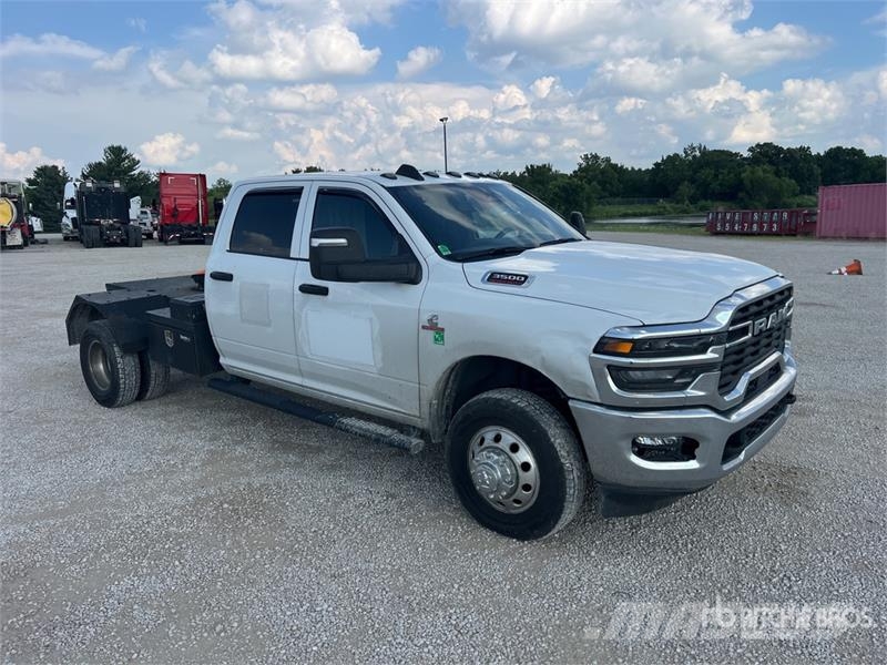 RAM 3500 4x4 Crew Cab Cab and Chassis Cabine si interior