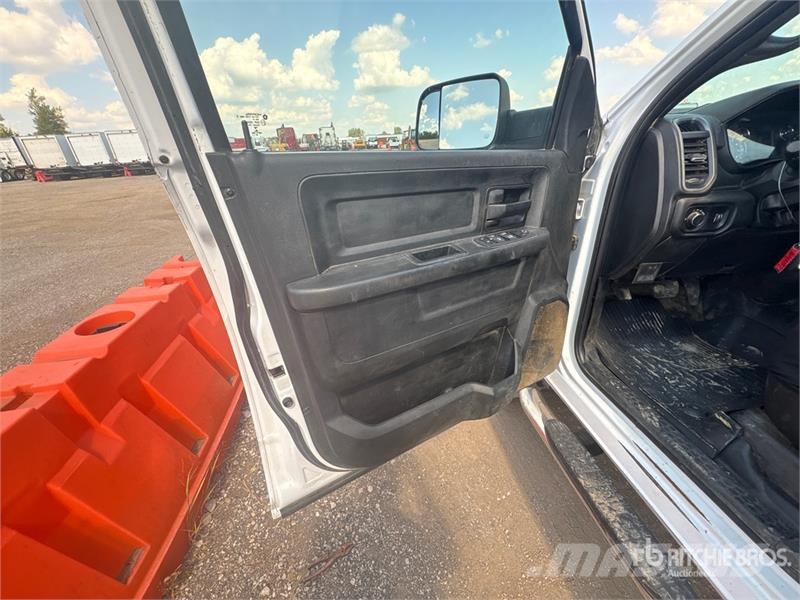 RAM 3500 4x4 Crew Cab Utility Truck 皮卡.傳統半斗卡車/側卸板